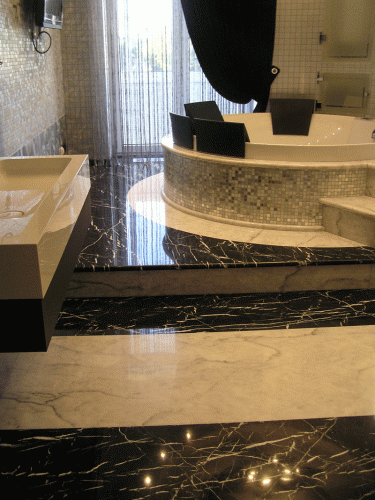 Ванная комната облицована мрамором Toros Black и Mugla white (Турция)