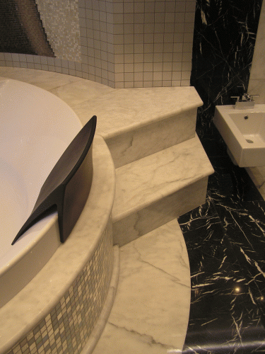 Ступени, пол, крышка на ванну, радиусный плинтус выполены из мрамора Toros Black и Mugla white 