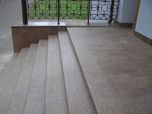 Гранит Межеричский на ступенях и площадке поверхность термобработанная - нескользкая
