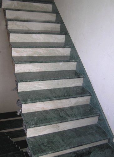 Лестница облицована мрамором Verder Guatemala (Индия). 
Подступенок - Lady Onix