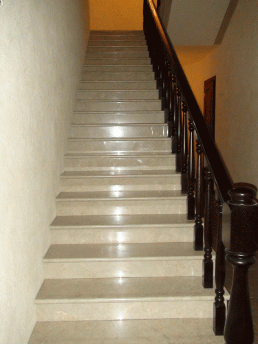 Лестница облицована мрамором Bottichino Fiorito (Италия)