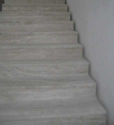 Лестница облицована травертином Ivory Vien Cut Light