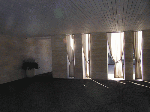 Колонны и стена облицованы травертином Ivory Vien Cut Light (Турция),
травертин заполненный (filled) и шлифованный (honed)